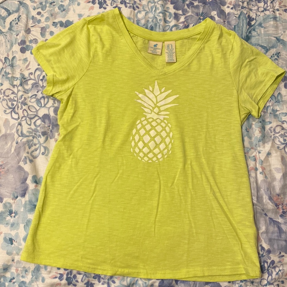 Caribbean Joe tshirt. Womens size M petite. Pineapple print. Green.
